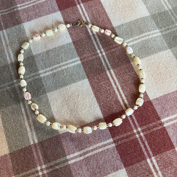 16 inch choker, pearly shells alternating little gold/ pearl beads - Picture 3 of 7